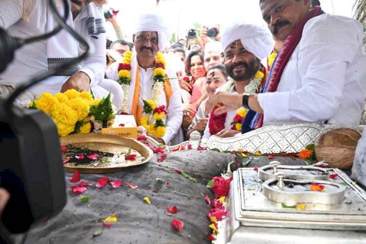 हरी नामाच्या गजरात संतश्रेष्ठ श्री ज्ञानेश्वर माऊलींच्या पालखीचे सोलापूर जिल्ह्यात आगमन  धर्मपुरी येथे पालकमंत्री जयकुमार गोरे यांनी केले पालखीचे स्वागत..