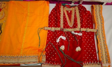 श्री विठ्ठल -रूक्मिणीमातेच्या चरणी सोन्याचा पोषाख,  ◼️ आषाढी एकादशीच्या नित्यपूजेनंतर परिधान करण्यात येणार,  ◼️ नाव न सांगण्याच्या अटीवर दानशुर भाविकांकडून दान,