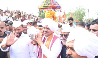 मुख्यमंत्री देवेंद्र फडणवीस यांच्याकडून श्री संत ज्ञानेश्वर महाराज पालखीचे दर्शन