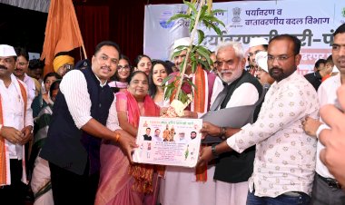 मुख्यमंत्री देवेंद्र फडणवीस यांच्या हस्ते 'पर्यावरणाची वारी पंढरीच्या दारी' या उपक्रमाचा समारोप   ◼️ पर्यावरण वारीच्या माध्यमातून  विठ्ठल भक्तांनी पर्यावरण संवर्धनाचा संदेश गावोगावी घेऊन जावा- मुख्यमंत्री  ◼️ पर्यावरणाची पूजा, रक्षण व संवर्धनाने जग वाचवण्याचा संतांचा संदेश..  ◼️ मुख्यमंत्री फडणवीस यांच्या हस्ते शासकीय विश्रामगृह परिसरात वृक्षारोपण