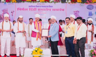 सोलापूरचे  पालकमंत्री जयकुमार गोरे यांचे मनाचा मोठेपणा  ◼️ जिल्हाधिकारी व सिईओ यांचा मुख्यमंत्र्यांच्या हस्ते सन्मान..  ◼️ सातारा व पुणे जिल्ह्यातील सन्मानपत्र विभागीय आयुक्तांकडे..  ◼️ आषाढी यात्रेतील उत्कृष्ठ कामाचा गौरव