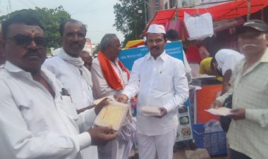 सोलापूर जिल्हा काँग्रेस सोशल मीडिया विभाग पंढरपूर विधानसभा अध्यक्ष महेश अधटराव यांच्यावतीने भाविकांना फराळ वाटप.