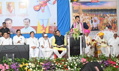 मुख्यमंत्री देवेंद्र फडणवीस यांनी घेतले श्री संत शिरोमणी नामदेव महाराज पायरीचे दर्शन  ◼️ संत नामदेव महाराजांच्या पायरी येथे मुख्यमंत्र्यांच्या  हस्ते महाआरती..  ◼️ मुख्यमंत्री फडणवीस यांनी श्री विठ्ठल-रुक्मिणी मातेचे, श्री संत चोखामेळा समाधीचे घेतले दर्शन..