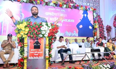 सर्व शासकीय अधिकारी कर्मचाऱ्यांच्या परिश्रमामुळे  आषाढी वारी यशस्वी झाली - पालकमंत्री जयकुमार गोरे  ◼️ आषाढी वारी 2025 अंतर्गत पालख्या व वारकऱ्यांना सुविधा देण्यासाठी केलेल्या खर्चाची देयके आठ दिवसात दिली जाणार..  ◼️ सोलापूर, सातारा व पुणे जिल्ह्यातील आषाढी वारी नियोजनात असलेल्या सर्व शासकीय अधिकारी कर्मचाऱ्यांचा पालकमंत्र्यांच्या हस्ते प्रमाणपत्र देऊन सत्कार..  ◼️ आषाढी वारी 2025 आभार व कृतज्ञता मेळाव्यासाठी पुणे, सातारा व सोलापूर जिल्ह्यातील अधिकारी कर्मचाऱ्यांची मोठ्या संख्येने उपस्थिती