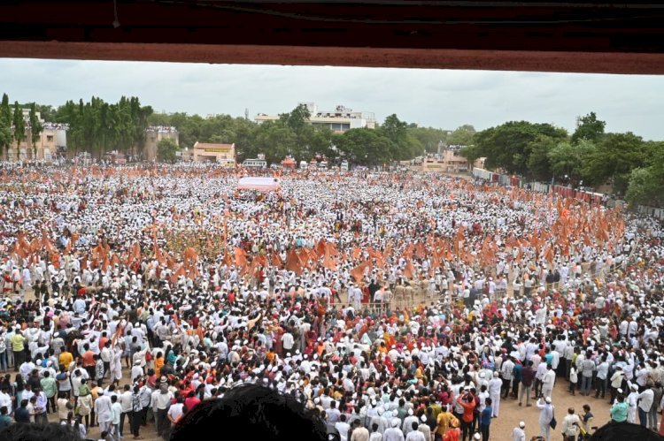 जगद्गुरू संत तुकाराम महाराज पालखीचे सोलापूर जिल्ह्यात उत्साहात आगमन...   ◼️ प्रशासनाच्या वतीने पालखी देवाण घेवाण सोहळा संपन्न  ◼️ सोलापूर जिल्हा प्रशासनाच्या वतीने जिल्हाधिकारी कुमार आशीर्वाद यांच्याकडून पालखीचे अत्यंत उत्साहाने स्वागत  ◼️ अकलूज येथील नेत्रदीपक रिंगण सोहळ्याने भाविकांच्या डोळ्याचे पारणे फेडले, हजारो अकलूजकरांची उपस्थिती