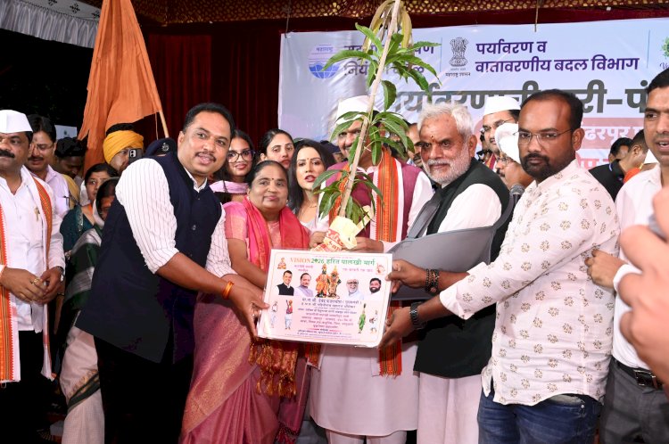 मुख्यमंत्री देवेंद्र फडणवीस यांच्या हस्ते 'पर्यावरणाची वारी पंढरीच्या दारी' या उपक्रमाचा समारोप   ◼️ पर्यावरण वारीच्या माध्यमातून  विठ्ठल भक्तांनी पर्यावरण संवर्धनाचा संदेश गावोगावी घेऊन जावा- मुख्यमंत्री  ◼️ पर्यावरणाची पूजा, रक्षण व संवर्धनाने जग वाचवण्याचा संतांचा संदेश..  ◼️ मुख्यमंत्री फडणवीस यांच्या हस्ते शासकीय विश्रामगृह परिसरात वृक्षारोपण