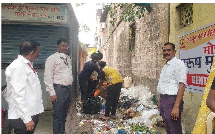 पंढरपूरची आषाढी यात्रेची गर्दी ओसरू लागताच नगरपरिषद आरोग्य विभागाकडून तातडीने  कचरा उचलण्याचे काम युद्धपातळीवर -    मुख्याधिकारी महेश रोकडे