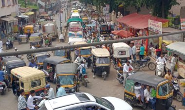 पंढरपूरात गजानन महाराज चौकात वाहतुकीची मोठी कोंडी , वाहतुक नियमाचे तीन- तेरा वाजले..