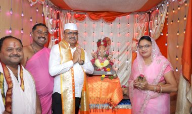 श्री विठ्ठल -रुक्मिणी मंदिरात गणेश मूर्तीची भक्तिमय वातावरणात स्थापना  मंदिर समितीचे लेखा अधिकारी मुकेश आणे सपत्नीक गणेश पूजा संपन्न....