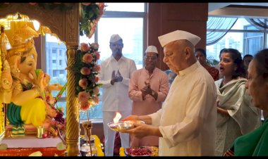 श्री गणेशोत्सवाच्या मंगलमय वातावरणात माजी केंद्रीय मंत्री सुशीलकुमार शिंदे व खासदार प्रणिती शिंदे यांच्या पुणे येथील निवासस्थानी गणेश मूर्तीची प्राणप्रतिष्ठा