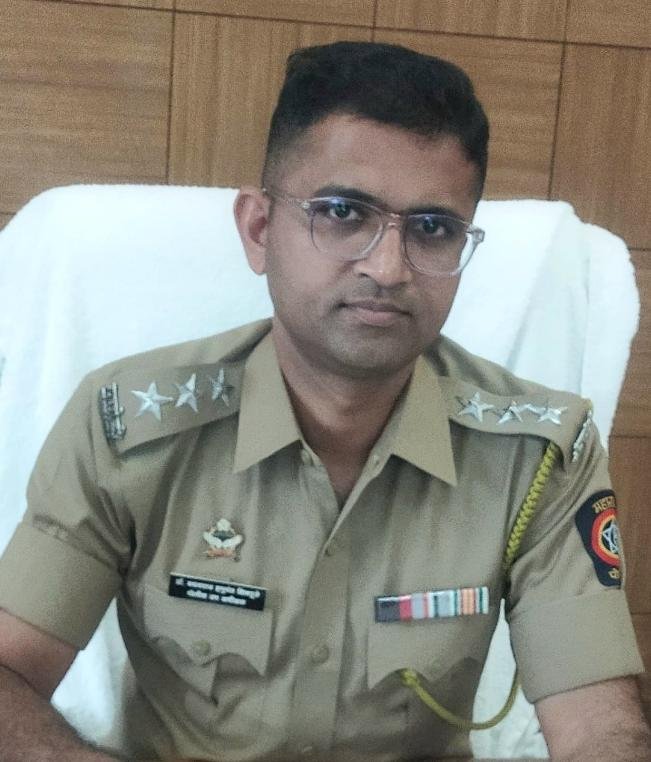 मंगळवेढा - सांगोला नूतन उपविभागीय कार्यालय पाेलीस आधिकारी म्हणून डॉ.बसवराज शिवपुजे रूजू  ◼️ दोन्ही तालुक्यातील पोलीस प्रशासन व नागरिक या सर्वांना विश्वासात घेऊन काम करणार :-- डॉ. शिवपुजे