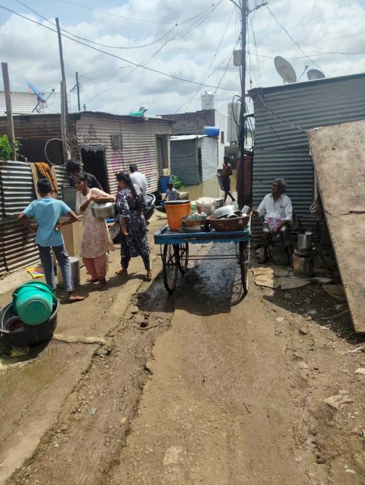 उजनी धरणातून 1 लाख 51 हजार 600 तर वीर मधून  15 हजार 324 क्युसेक विसर्ग   ◼️ शहरातील भीमा नदी काठावरील 137 कुंटुंबाचे  सुरक्ष‍ितस्थळी  स्थलांतर..  ◼️ पुराचा धोका लक्षात घेवून आणखी 100 कुंटुंबाचे  होणार स्थलांतर...  ◼️ संगम येथून 1 लाख 95 हजार 861  विसर्ग..                            ◼️ गोपाळपूर येथील  दोन्ही पूल  पाण्याखाली