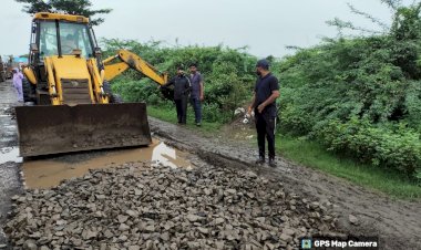 अतिवृष्टीमुळे रस्त्यांचे नुकसान; टाकळी–कासेगाव–अनवली मार्गावर सार्वजनिक बांधकाम विभागाची तातडीची दुरुस्ती सुरू