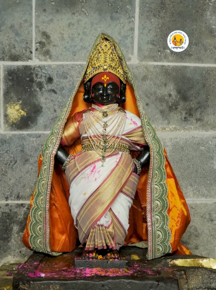 ज्येष्ठा गौरी आवाहन निमित्त श्री विठ्ठल - रूक्मिणीमातेस अलंकार परिधान,