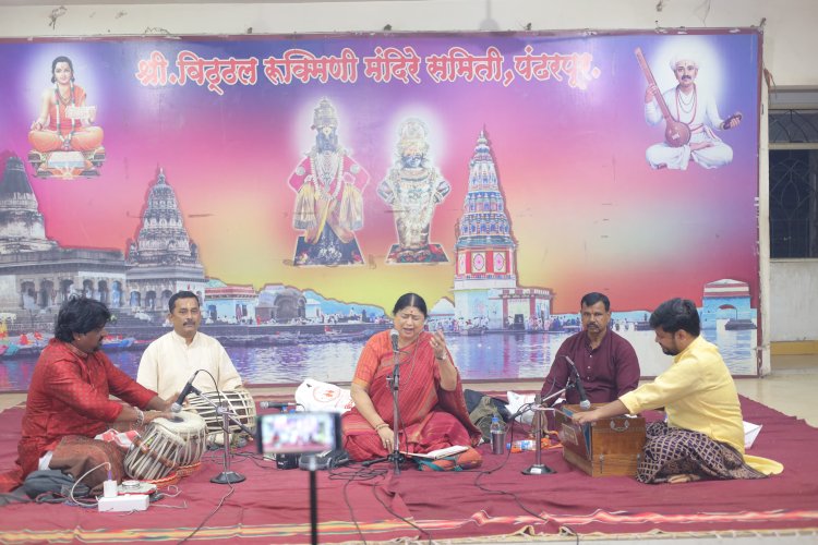 श्री विठ्ठल -रुक्मिणी मंदिरे समिती पंढरपूर नवरात्र संगीत महोत्सवाची उत्साहात सुरुवात   ◼️ कलापिनी  कोमकली यांनी पहिली गायनसेवेची माळ विठूमाऊली चरणी गुंफली..