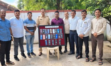 सोलापूर शहर गुन्हे शाखेने चोरीच्या 03 गुन्ह्यातील 01 ऑटो रिक्षा, 01 मोटार सायकल व 23 मोबाईल हँडसेट जप्त केले.