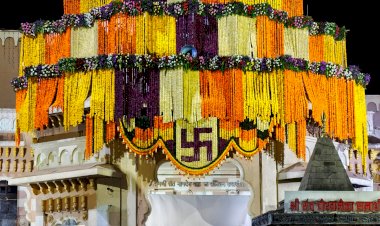 लक्ष्मीपूजन निमित्त श्री विठ्ठल-रुक्मिणी मंदिरे मध्ये भव्य फुलांची सजावट