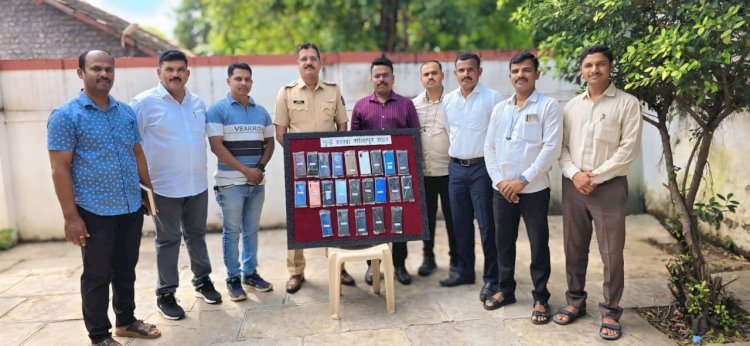 सोलापूर शहर गुन्हे शाखेने चोरीच्या 03 गुन्ह्यातील 01 ऑटो रिक्षा, 01 मोटार सायकल व 23 मोबाईल हँडसेट जप्त केले.