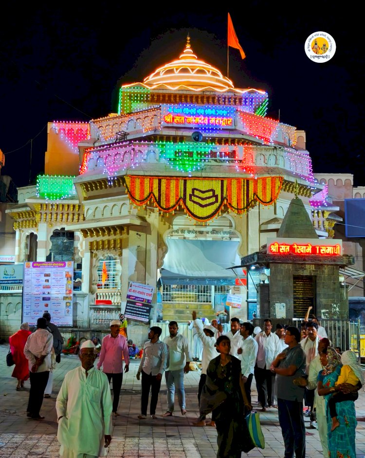 दसरा सणानिमित्त : विठ्ठल रुक्मिणी मंदिरात फुलांची आकर्षक सजावट