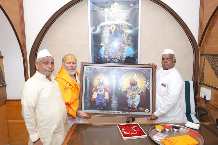 सद्गगुरु विठोबा महाराज चातुर्मासे गुरुभक्त परिवार, पंढरपूर यांच्याकडून श्री विठ्ठल चरणी सुवर्ण तुळस हार अर्पण