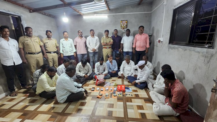 करकंब येथील जुगार अड्यावर पोलिसांची मोठी कारवाई   ◼️ सहा. पोलीस अधिक्षक  प्रशांत डगळे, यांचे पथकाची जुगार अड्ड्‌यावर धडक कारवाई लाखोंचा मुदद्देमाल  जप्त "  ◼️ करकंब पोलीस कार्यालयातील पोलीस कर्मचाऱ्यांना लक्ष्मी दर्शन होत असल्याने अवैद्य धंदेवाल्यांकडे दुर्लक्ष