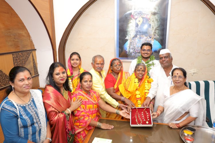 विठ्ठल भक्ताकडून    श्री विठ्ठल-रुक्मिणी मातेस मौल्यवान सुवर्ण अर्पण