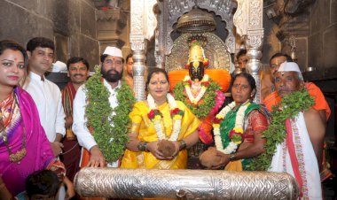 श्री विठ्ठल - रुक्मिणी मातेची महापूजा उपमुख्यमंत्री एकनाथ शिंदे यांच्या शुभहस्ते उत्साहात संपन्न...  ◼️ बळीराजाला सुखी, समाधानी ठेवण्याचे उपमुख्यमंत्री एकनाथ शिंदे यांचे पांडुरंगाला साकडं!  ◼️ राज्यातील शेतकऱ्यांच्या पाठीशी शासन खंबीरपणे उभे आहे,