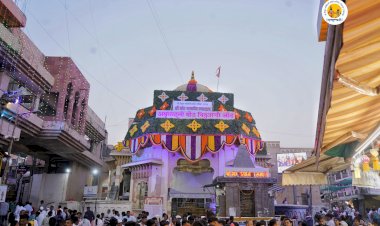 प्रक्षाळपूजेनिमित्त श्री विठ्ठल - रुक्मिणी मंदिरात आकर्षक फुलांची सजावट