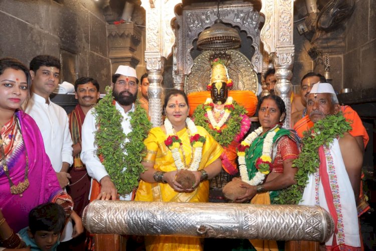 श्री विठ्ठल - रुक्मिणी मातेची महापूजा उपमुख्यमंत्री एकनाथ शिंदे यांच्या शुभहस्ते उत्साहात संपन्न...  ◼️ बळीराजाला सुखी, समाधानी ठेवण्याचे उपमुख्यमंत्री एकनाथ शिंदे यांचे पांडुरंगाला साकडं!  ◼️ राज्यातील शेतकऱ्यांच्या पाठीशी शासन खंबीरपणे उभे आहे,