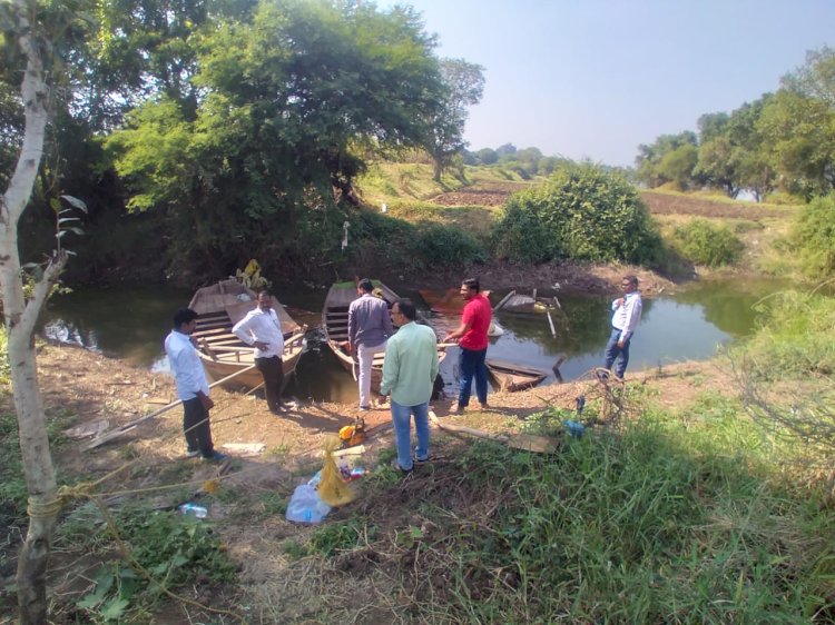 चिचोंली भोसे , इसबावी येथील अवैध वाळू वाहतुकीवर महसूल प्रशासनाची  कारवाई  ◼️ कारवाईत आठ लाकडी होड्या नष्ट