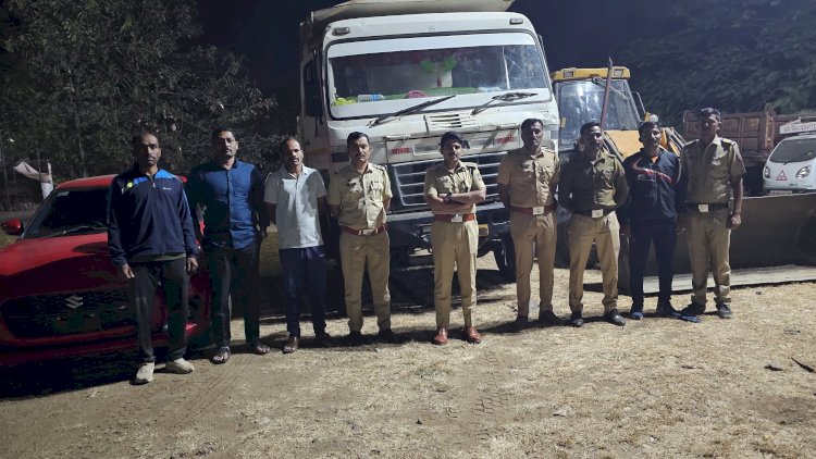 उपविभागीय कार्यालय पंढरपुर तसेच पंढरपुर शहर पोलीस यांची अवैध वाळू उत्खनन व वाळु साठयावर संयुक्तिीक धडक कारवाई  एक जेसीबी, टिपर, वाळुसह व एक स्विफट कार असा ५२,३४,०००/-रू किमतीचा मुददेमाल ताब्यात