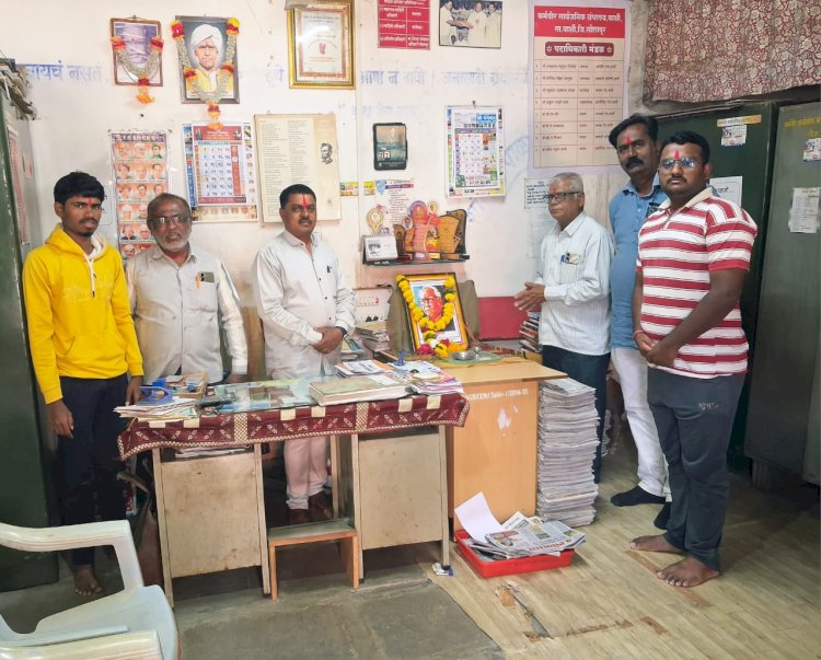 बार्शीच्या कर्मवीर सार्वजनिक ग्रंथालयात कवी कुसुमाग्रज मराठी राजभाषा गौरव दिन उत्साहाने साजरा...