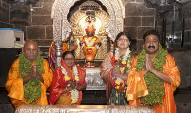 पंढरपूर चैत्र यात्रा : श्री विठ्ठल-रुक्मिणी मातेची नित्यपूजा संपन्न;    मंदिरात आकर्षक फुलांची सजावट ,  भाविक सुखावले