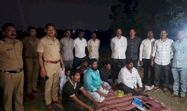 सिताराम महाराज यांच्या खर्डी गावात जुगार खेळताना आठ जणांना पोलिसांनी रंगेहात पकडले  ◼️ पंढरपूरचे डी वाय एस पी   प्रशांत डगळे यांची जुगार अड्डयावर जबरदस्त कारवाई १३,६५,१७०/- रू. मुद्देमाल जप्त