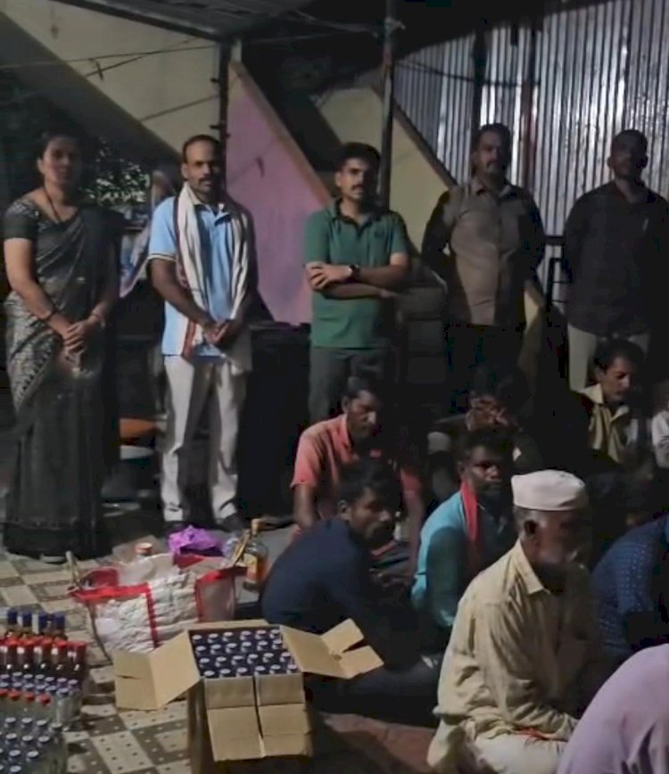 इसबावी येथील अवैद्य हातभट्टी दारू  धंद्यावर विभागीय पोलीस अधिकारी यांची मोठी कारवाई.....  ◼️ अवैद्य दारू व्यवसाय करणारे पती-पत्नी  व महिला पोलिसांच्या ताब्यात  ◼️ यापुढे अवैद्य व्यवसाय सुरू करताना आढळल्यास कुणाचाही मूलहिजा ठेवणार नसून कायदेशीर कारवाई करण्याचा डीवायएसपी प्रशांत डगळे यांचा इशारा..