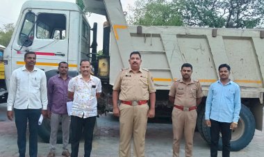 पंढरपूर तालुका पोलिसांची आंबे   येथील  अवैद्य वाळू वाहतूकीवर मोठी कारवाई     ◼️ 2 हायवा टिप्पर , 2 टेम्पो एकूण 4 वाहनावर कारवाई करून एकूण 55 लाख 66 हजार रुपयांचा मुद्देमाल  जप्त