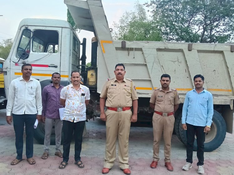पंढरपूर तालुका पोलिसांची आंबे   येथील  अवैद्य वाळू वाहतूकीवर मोठी कारवाई     ◼️ 2 हायवा टिप्पर , 2 टेम्पो एकूण 4 वाहनावर कारवाई करून एकूण 55 लाख 66 हजार रुपयांचा मुद्देमाल  जप्त