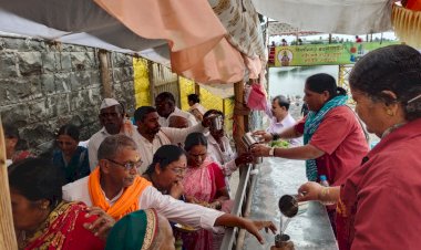 आषाढी यात्रेनिमित्त दर्शन रांगेतील भाविकांना चहा, पिण्याचे पाणी व खिचडी वाटप;   ◼️ भाविकांसाठी मंदिर समितीची व्यवस्था,