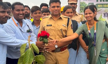 श्री.संत गजानन महाराज पालखी मार्गावर   जिल्हा पोलीस अधीक्षक अतुल कुलकर्णी यांच्या हस्ते वृक्षारोपण  ◼️ कामती व मंगळवेढा पोलीस ठाणे हद्दीत वृक्षारोपणास प्रारंभ,   ◼️ रस्ते अपघाताचे प्रमाण कमी करण्यासाठी जनजागृती