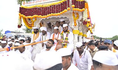सोलापूर जिल्ह्यात धर्मपुरीत संत ज्ञानेश्वर महाराज पालखीचे पालकमंत्री जयकुमार गोरे यांच्याकडून भक्तिमय वातावरणात व मोठ्या उत्साहाने    ◼️ पालकमंत्री जयकुमार गोरे व जिल्हाधिकारी एस. कार्तिकेयन यांच्याकडून पादुका पूजन व पुष्पहार अर्पण  ,  ◼️ सोलापूर जिल्हा प्रशासनाकडून श्री संत ज्ञानेश्वर महाराज पालखी रथावर पुष्पवृष्टी