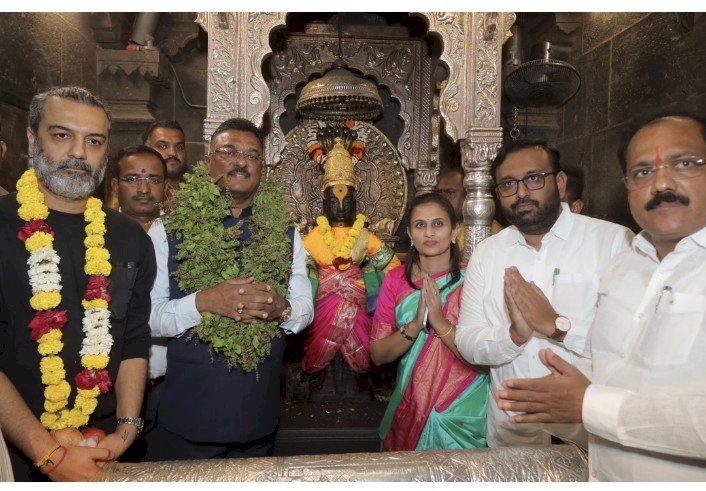 परिवहन मंत्री प्रताप सरनाईक यांनी घेतले श्री विठ्ठल- रुक्मिणी मातेचे दर्शन