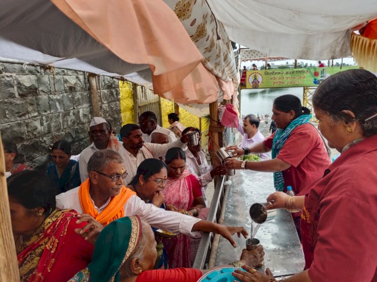 आषाढी यात्रेनिमित्त दर्शन रांगेतील भाविकांना चहा, पिण्याचे पाणी व खिचडी वाटप;   ◼️ भाविकांसाठी मंदिर समितीची व्यवस्था,