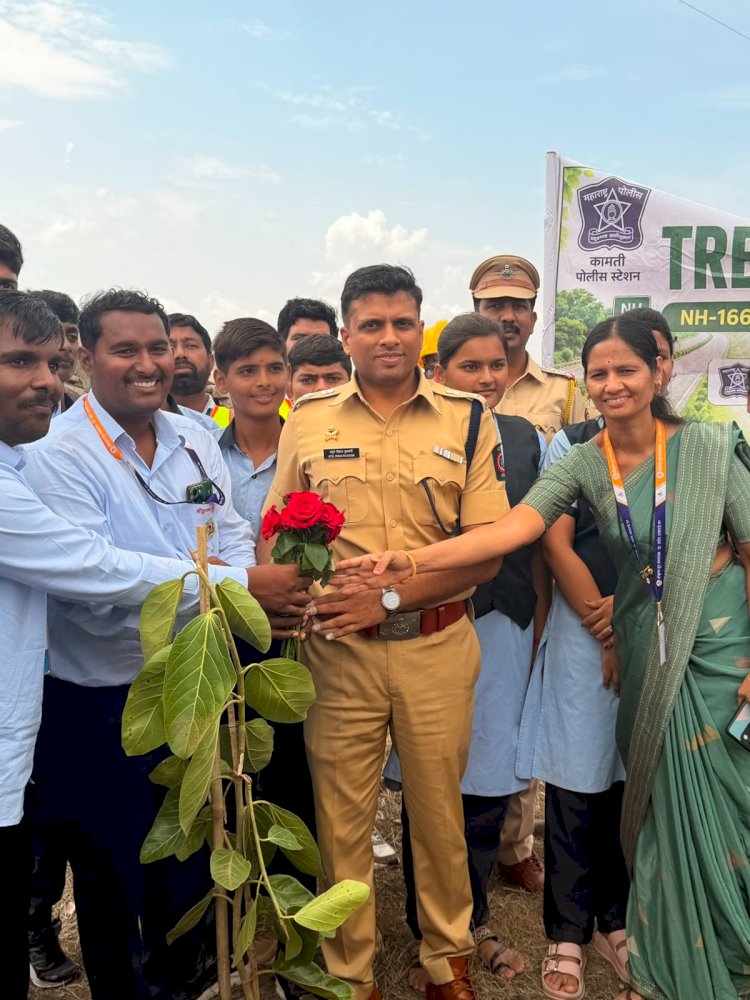 श्री.संत गजानन महाराज पालखी मार्गावर   जिल्हा पोलीस अधीक्षक अतुल कुलकर्णी यांच्या हस्ते वृक्षारोपण  ◼️ कामती व मंगळवेढा पोलीस ठाणे हद्दीत वृक्षारोपणास प्रारंभ,   ◼️ रस्ते अपघाताचे प्रमाण कमी करण्यासाठी जनजागृती