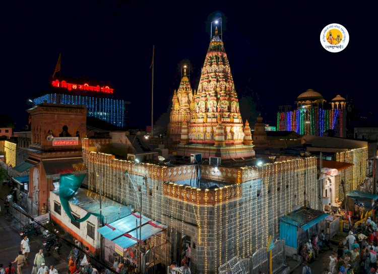 पंढरपूरच्या आषाढी यात्रा सोहळ्यानिमित्त : lश्री विठ्ठल-रुक्मिणी मंदिराला आकर्षक विद्युत रोषणाई;