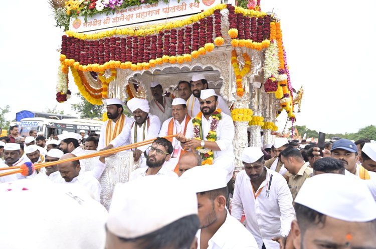सोलापूर जिल्ह्यात धर्मपुरीत संत ज्ञानेश्वर महाराज पालखीचे पालकमंत्री जयकुमार गोरे यांच्याकडून भक्तिमय वातावरणात व मोठ्या उत्साहाने    ◼️ पालकमंत्री जयकुमार गोरे व जिल्हाधिकारी एस. कार्तिकेयन यांच्याकडून पादुका पूजन व पुष्पहार अर्पण  ,  ◼️ सोलापूर जिल्हा प्रशासनाकडून श्री संत ज्ञानेश्वर महाराज पालखी रथावर पुष्पवृष्टी