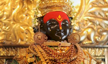 पंढरपूरात नागपंचमीनिमित्त श्री रुक्मिणी मातेस पारंपरिक अलंकार परिधान.