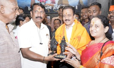 जलसंपदा मंत्री गिरीश महाजन यांनी घेतले श्री विठ्ठल - रुक्मिणी मातेचे दर्शन.