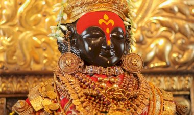 गौर पर्वानिमित्त पंढरपूरात श्री विठ्ठल - रुक्मिणी मातेस पारंपरिक अलंकार परिधान.