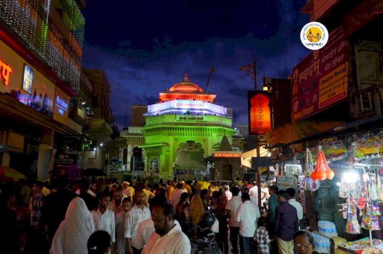 भारताचा 80 वा स्वातंत्र्य दिनानिमित्त श्री विठ्ठल - रुक्मिणी मंदिरात आकर्षक फुलांची सजावट.