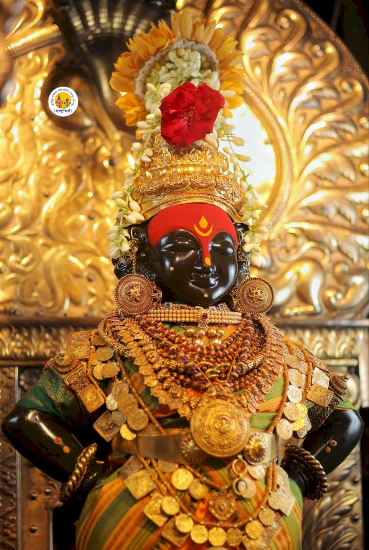 पंढरपूरात नागपंचमीनिमित्त श्री रुक्मिणी मातेस पारंपरिक अलंकार परिधान.